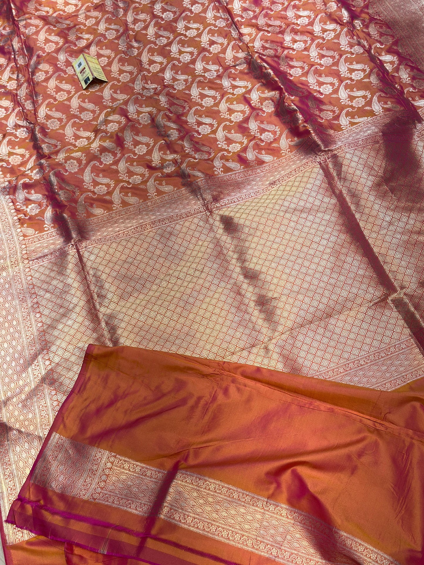 Banaras 100% Pure katan Premium Silk Saree with allover beautiful dual shaded jaal design (Dual Peach)