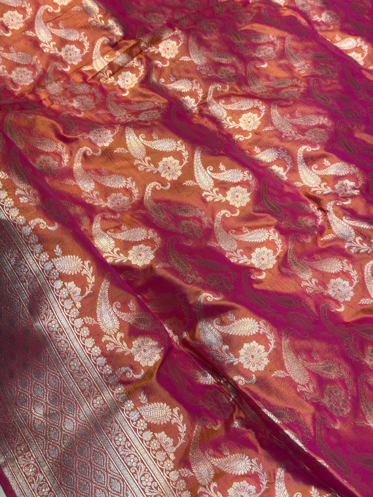 Banaras 100% Pure katan Premium Silk Saree with allover beautiful dual shaded jaal design (Dual Peach)