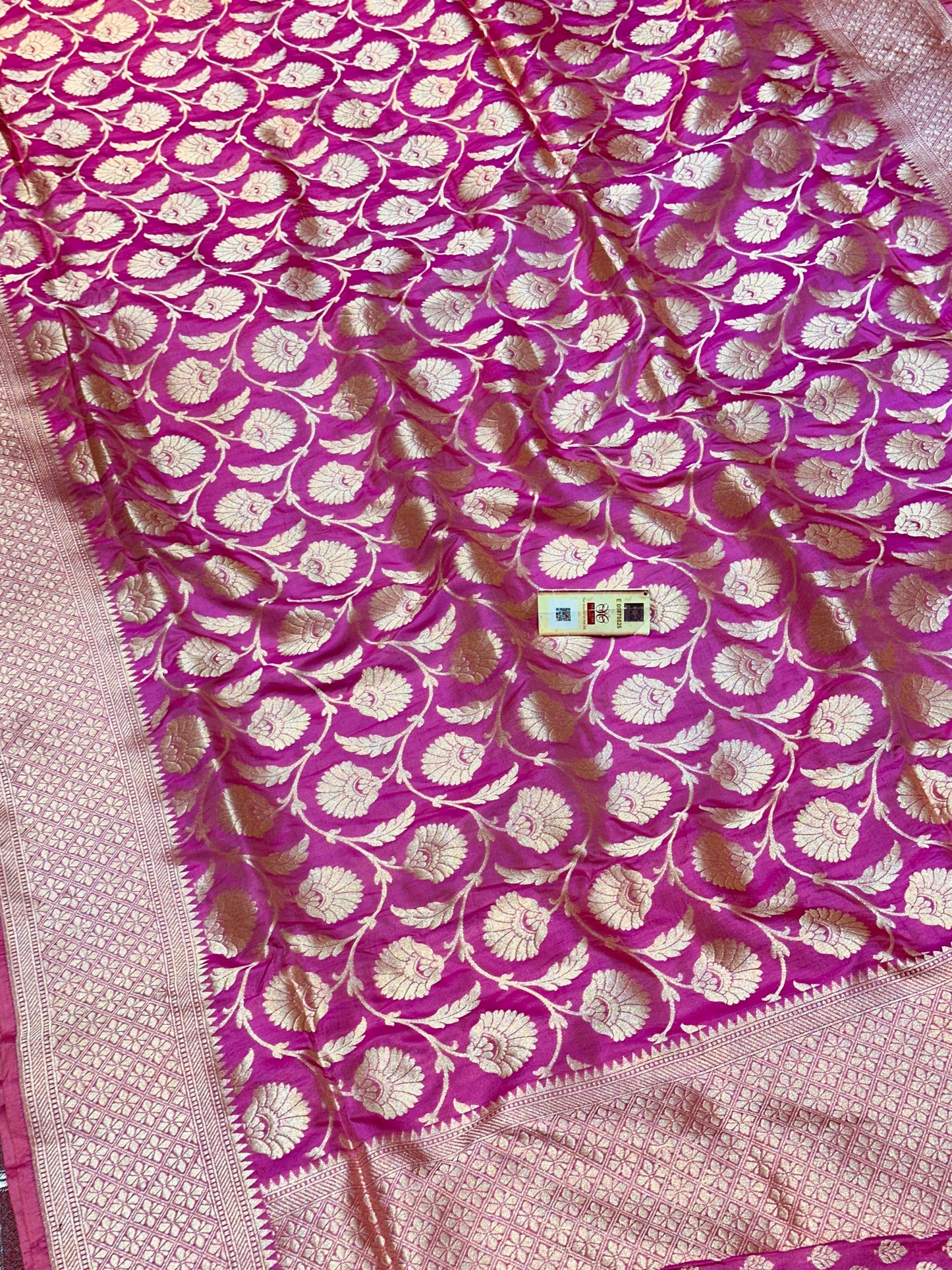 Banaras 100% Pure katan Silk Saree with allover beautiful jaal design On full body (Dual Peach Pink)
