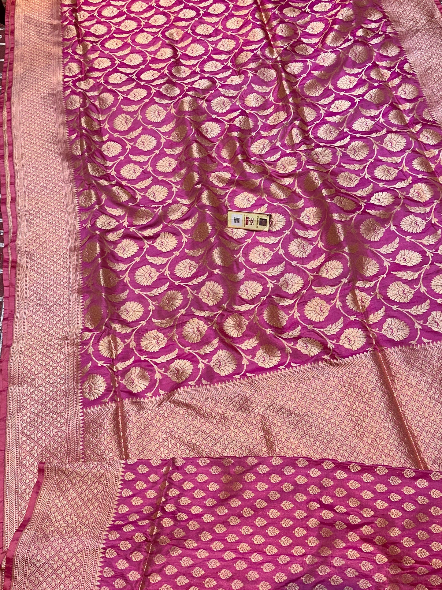 Banaras 100% Pure katan Silk Saree with allover beautiful jaal design On full body (Dual Peach Pink)